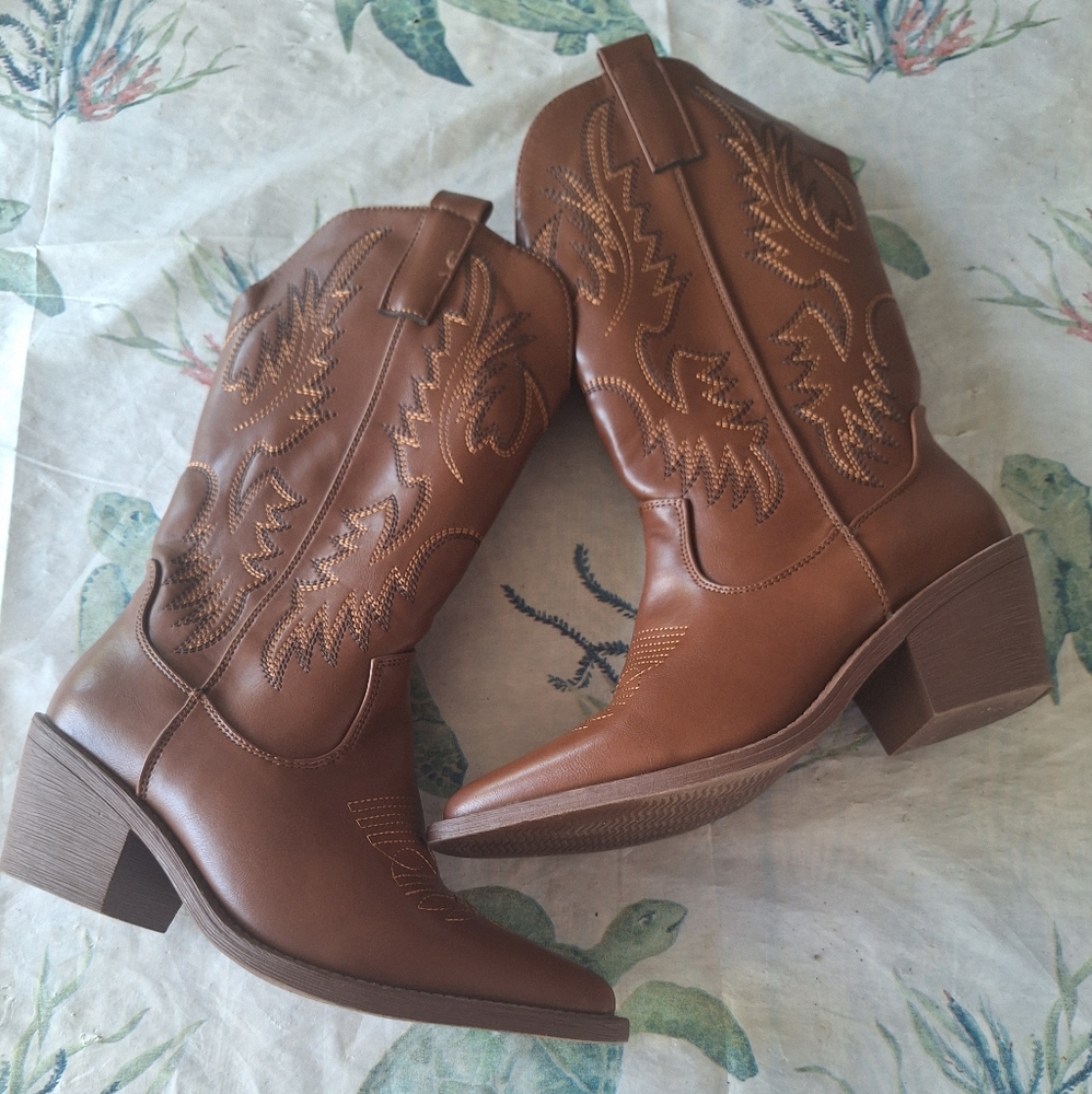 IUV NWOB Sz7 Brown Pointed Toe Cowgirl Boots